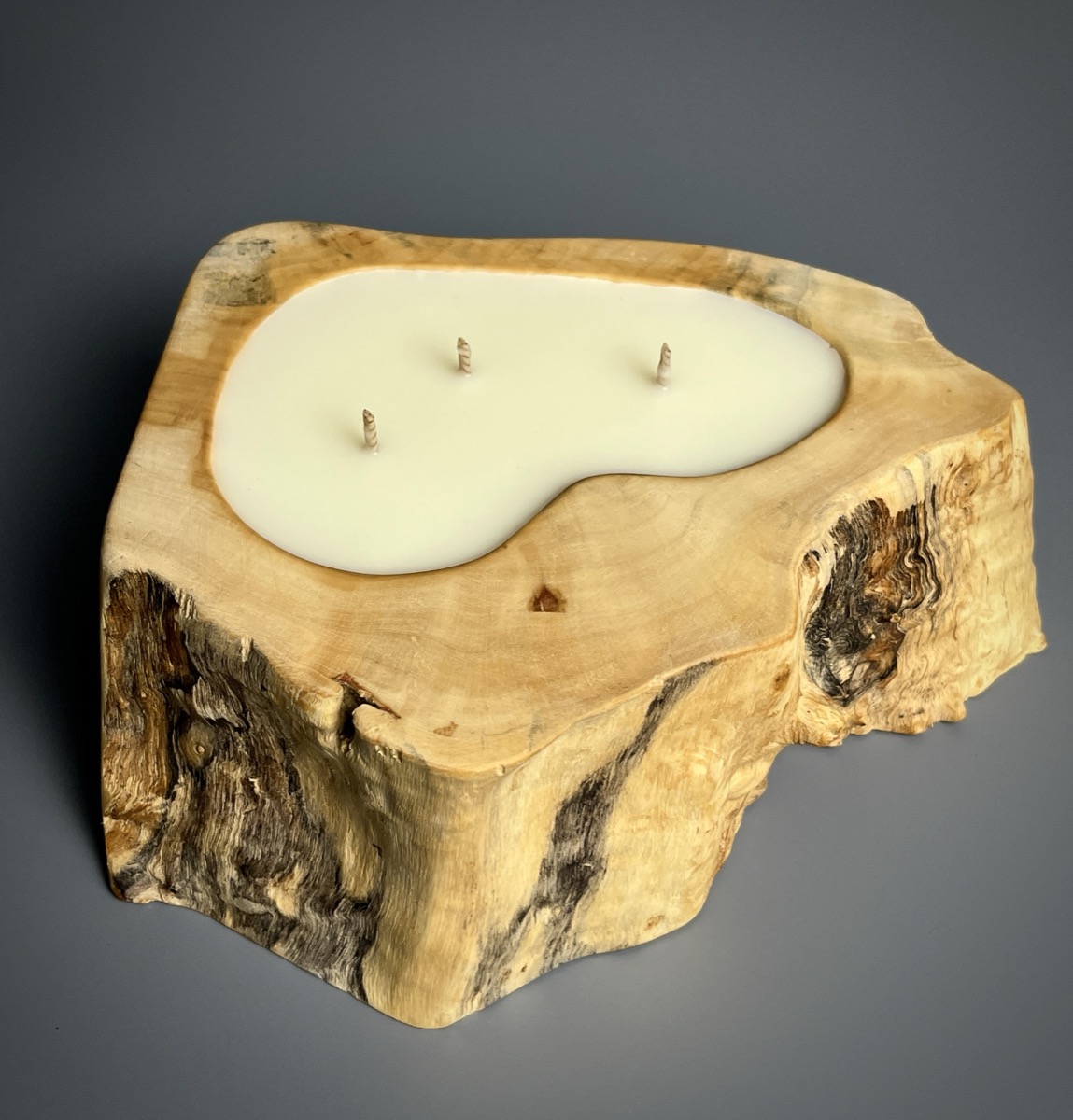 Ароматическая свеча "Кедр, ваниль, мускус" в спиле дерева кап клёна №35 - купить с доставкой